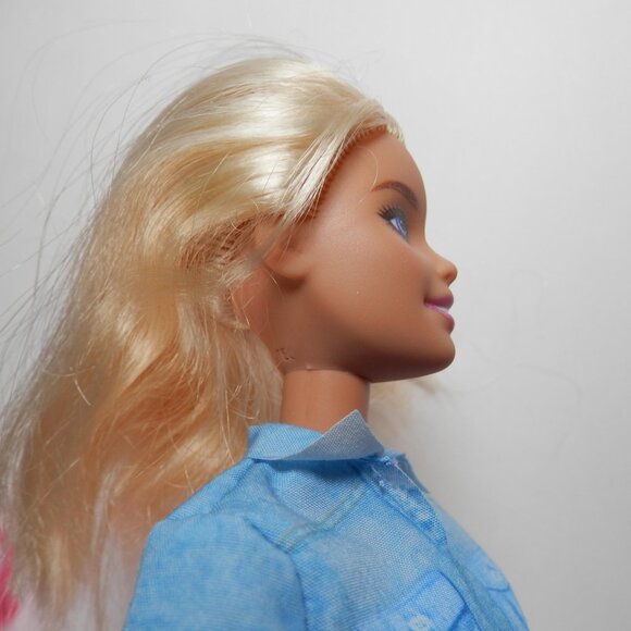 2018 Barbie Travel Themed Doll With Pink Suitcase Backpack Neck Pillow FWV25 - Picture 4 of 11